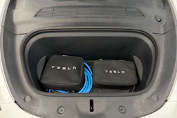 valkoinen Tesla Model Y 2023 kuva 19.