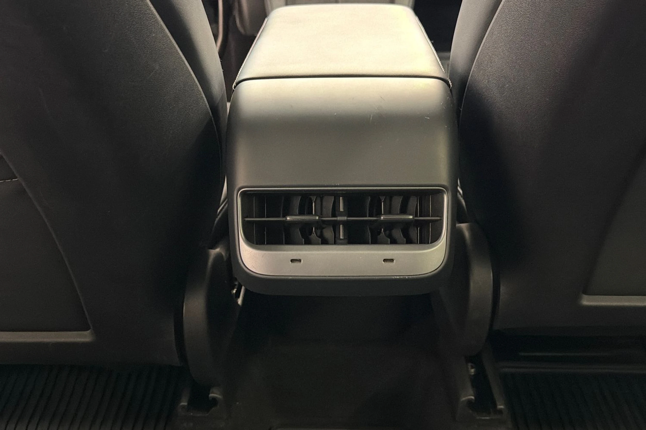 valkoinen Tesla Model Y 2023 kuva 21.