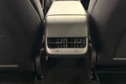 valkoinen Tesla Model Y 2023 kuva 21.