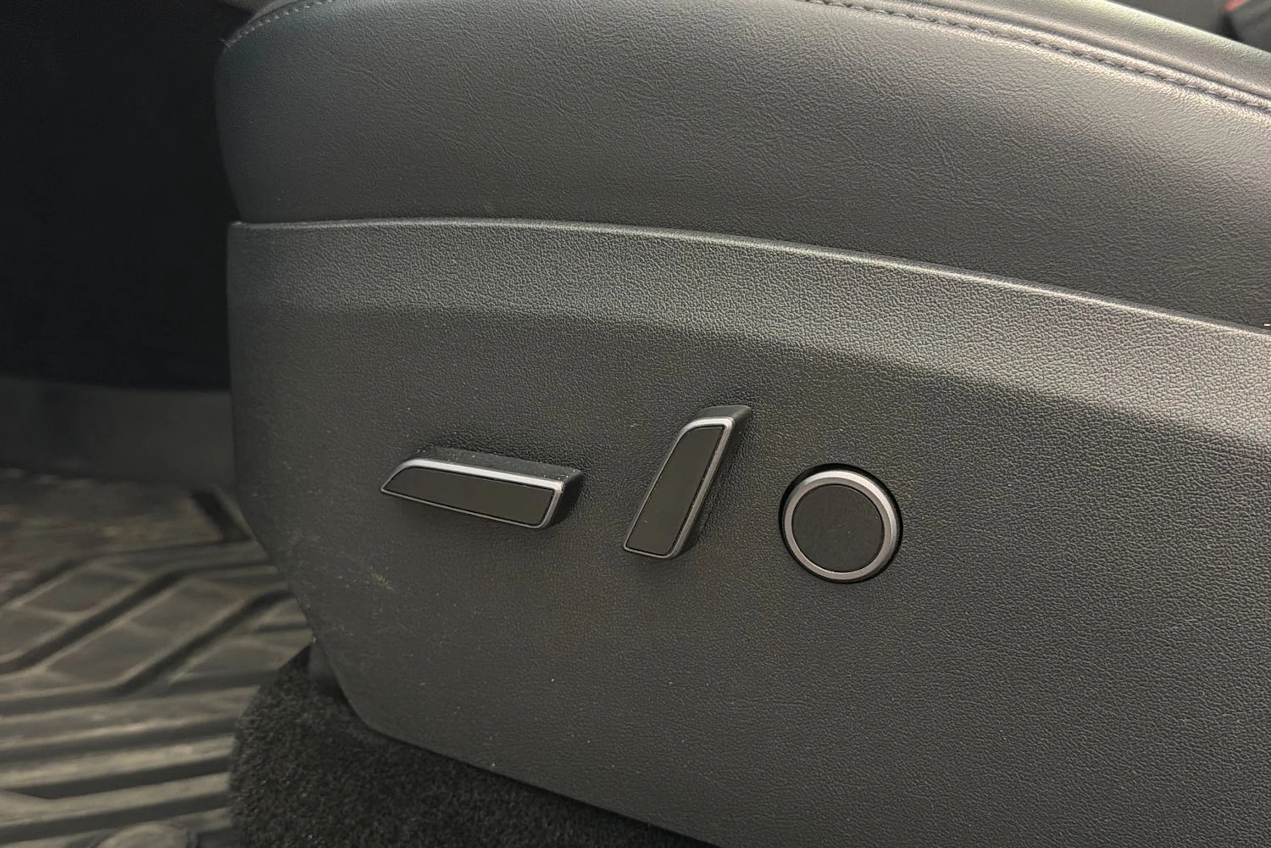 valkoinen Tesla Model Y 2023 kuva 22.