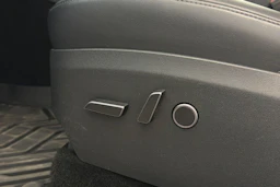 valkoinen Tesla Model Y 2023 kuva 22.
