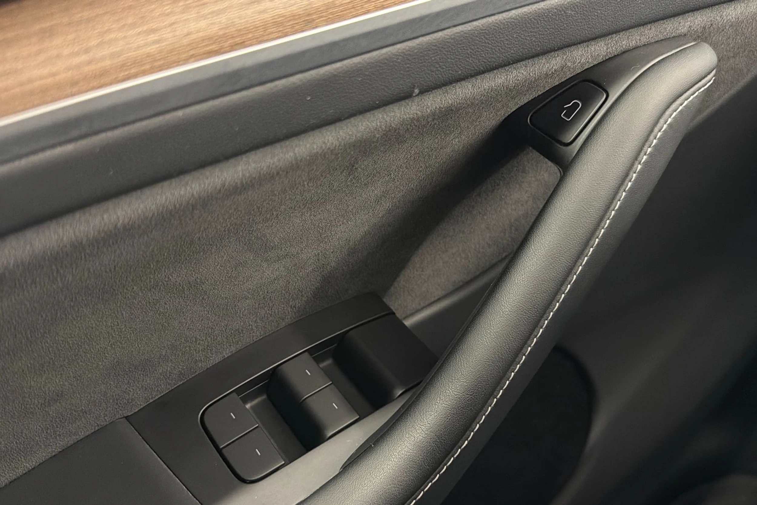 valkoinen Tesla Model Y 2023 kuva 23.