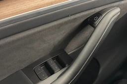 valkoinen Tesla Model Y 2023 kuva 23.