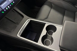valkoinen Tesla Model Y 2023 kuva 24.