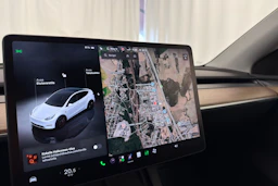 valkoinen Tesla Model Y 2023 kuva 25.