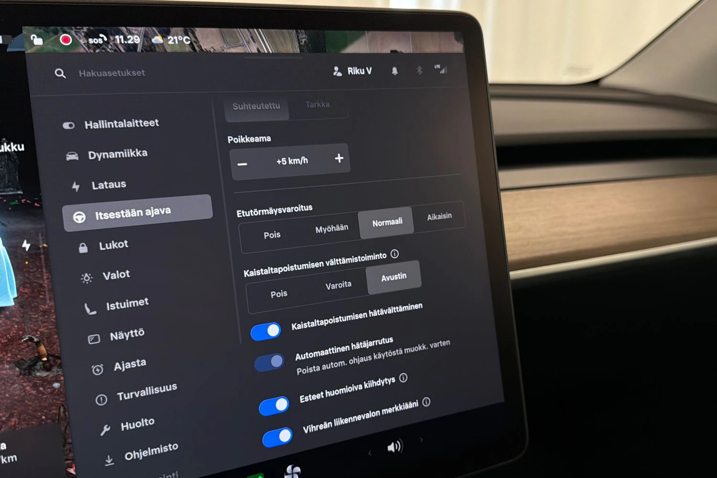 valkoinen Tesla Model Y 2023 kuva 28.