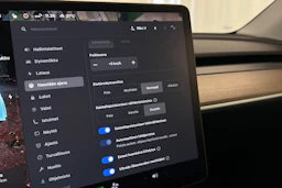 valkoinen Tesla Model Y 2023 kuva 28.