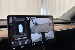 valkoinen Tesla Model Y 2023 kuva 30.