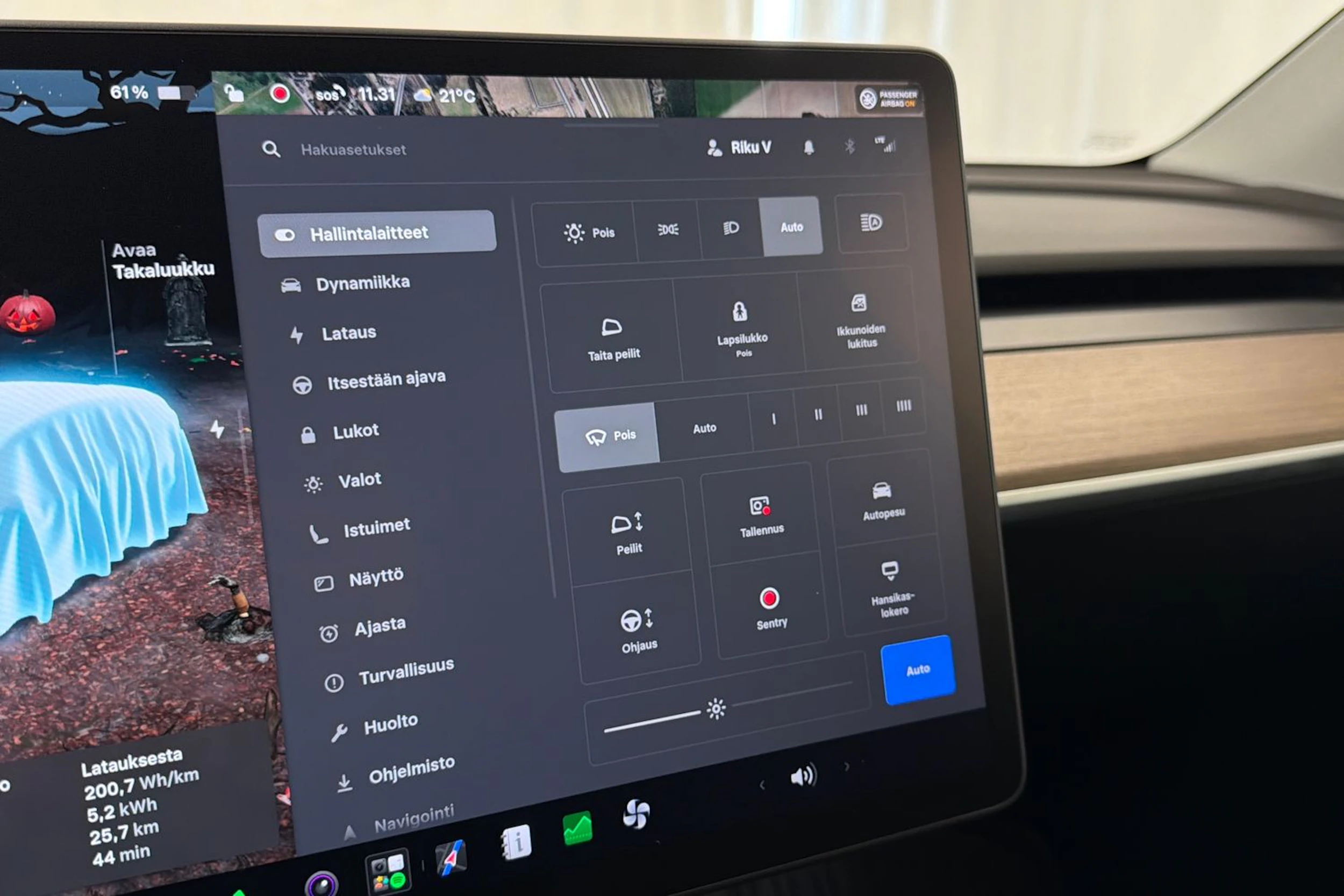 valkoinen Tesla Model Y 2023 kuva 31.