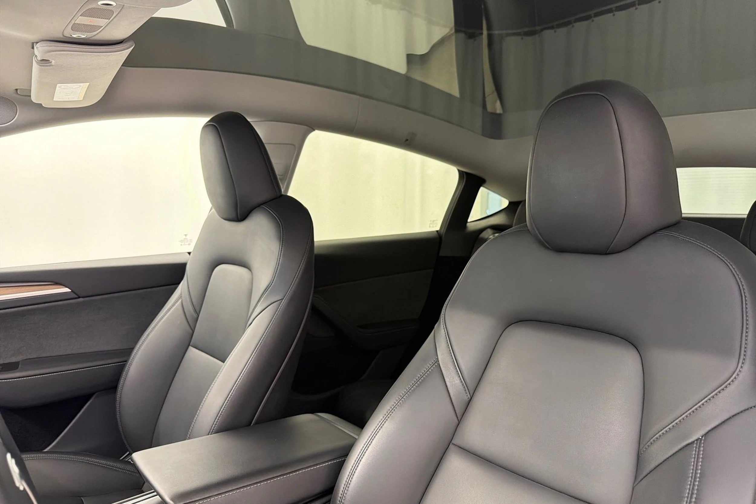 valkoinen Tesla Model Y 2023 kuva 33.