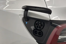 valkoinen Tesla Model Y 2023 kuva 34.