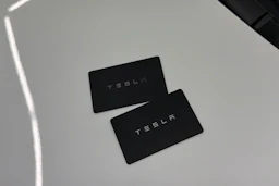 valkoinen Tesla Model Y 2023 kuva 35.
