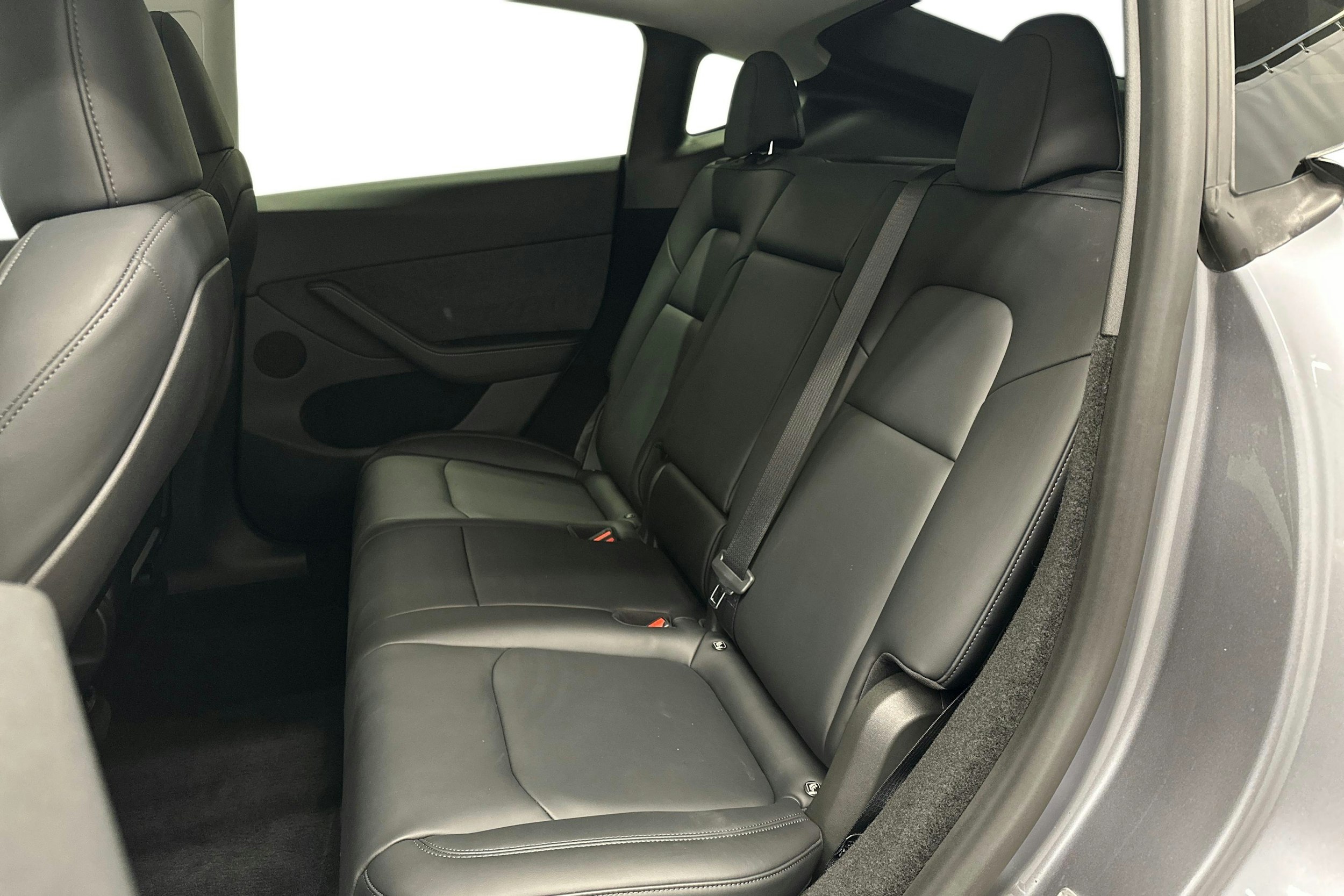 harmaa Tesla Model Y 2023 kuva 10.