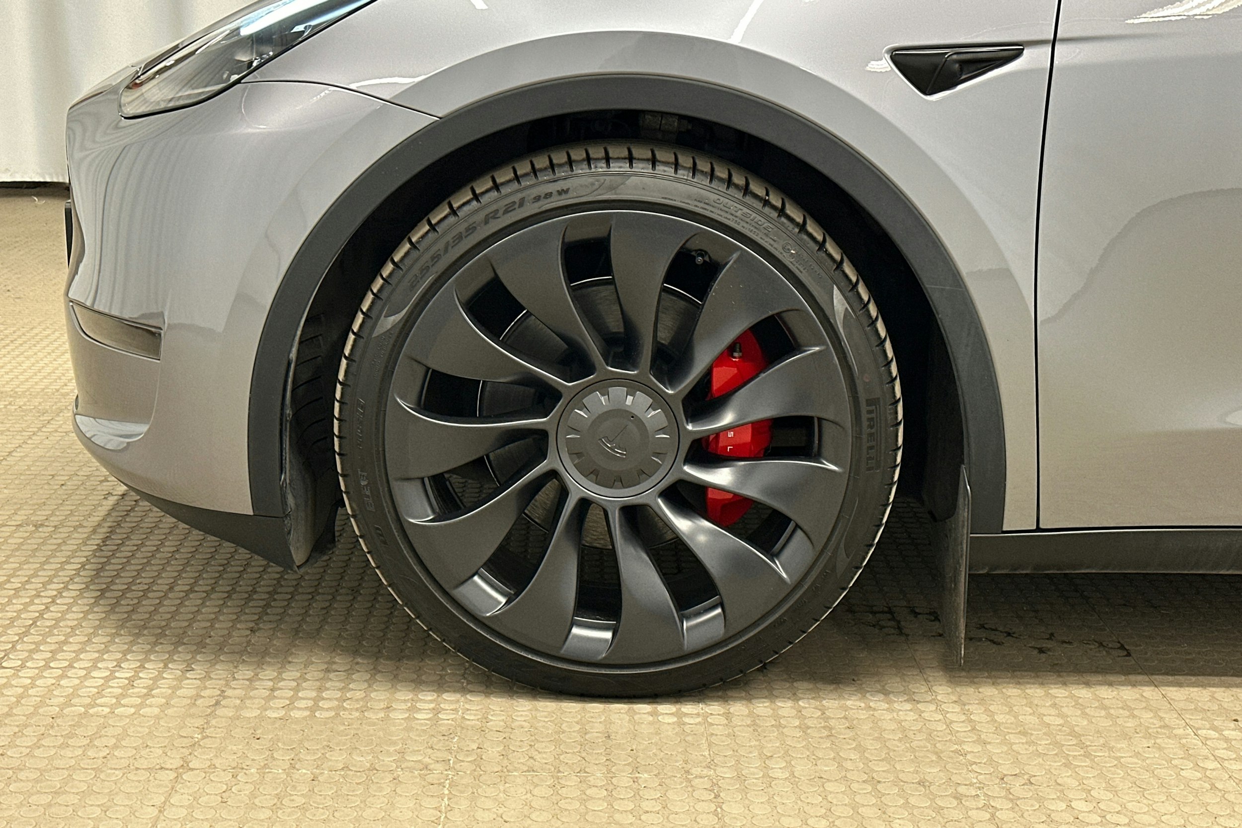harmaa Tesla Model Y 2023 kuva 11.