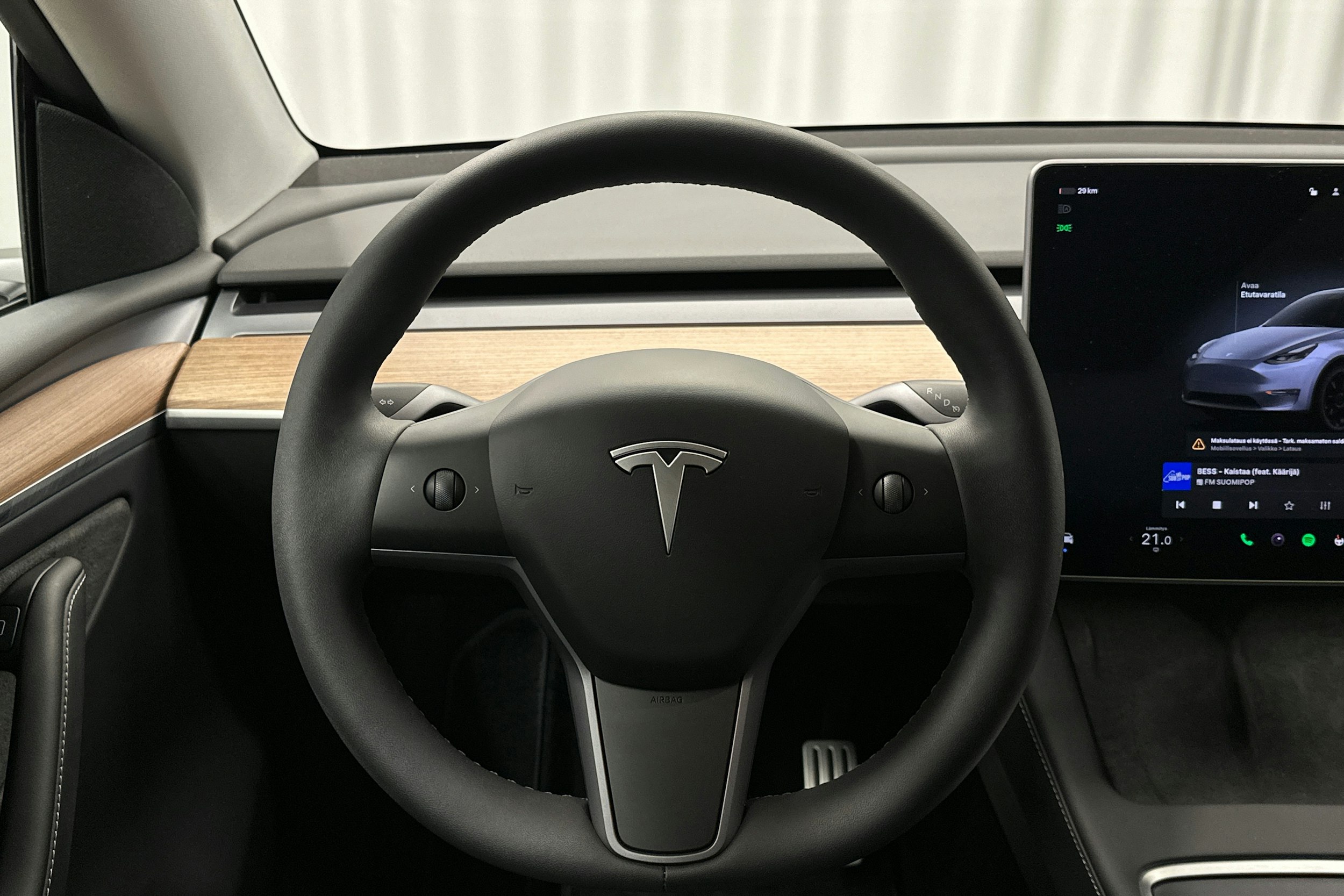 harmaa Tesla Model Y 2023 kuva 17.