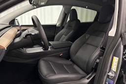 harmaa Tesla Model Y 2023 kuva 18.