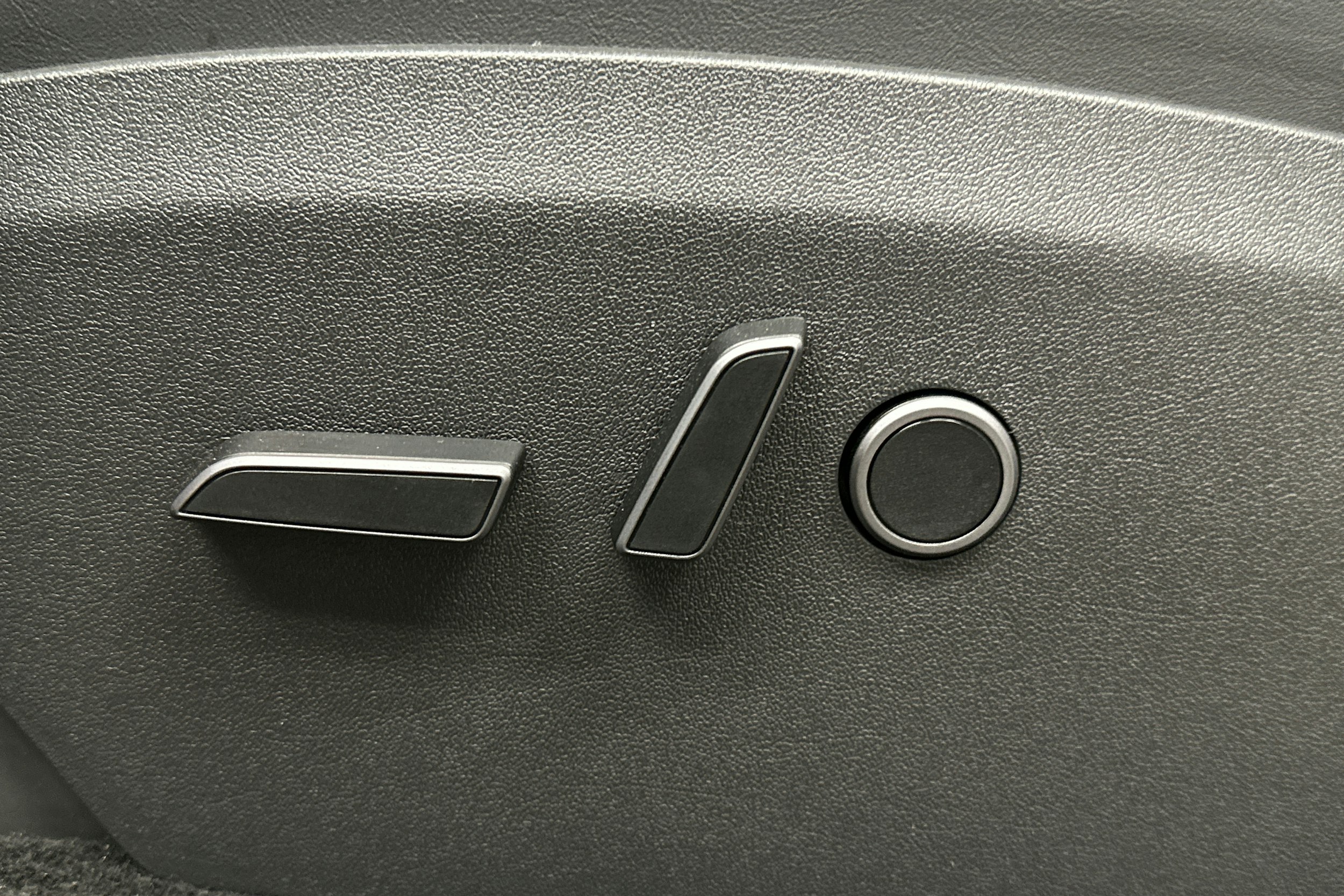 harmaa Tesla Model Y 2023 kuva 19.