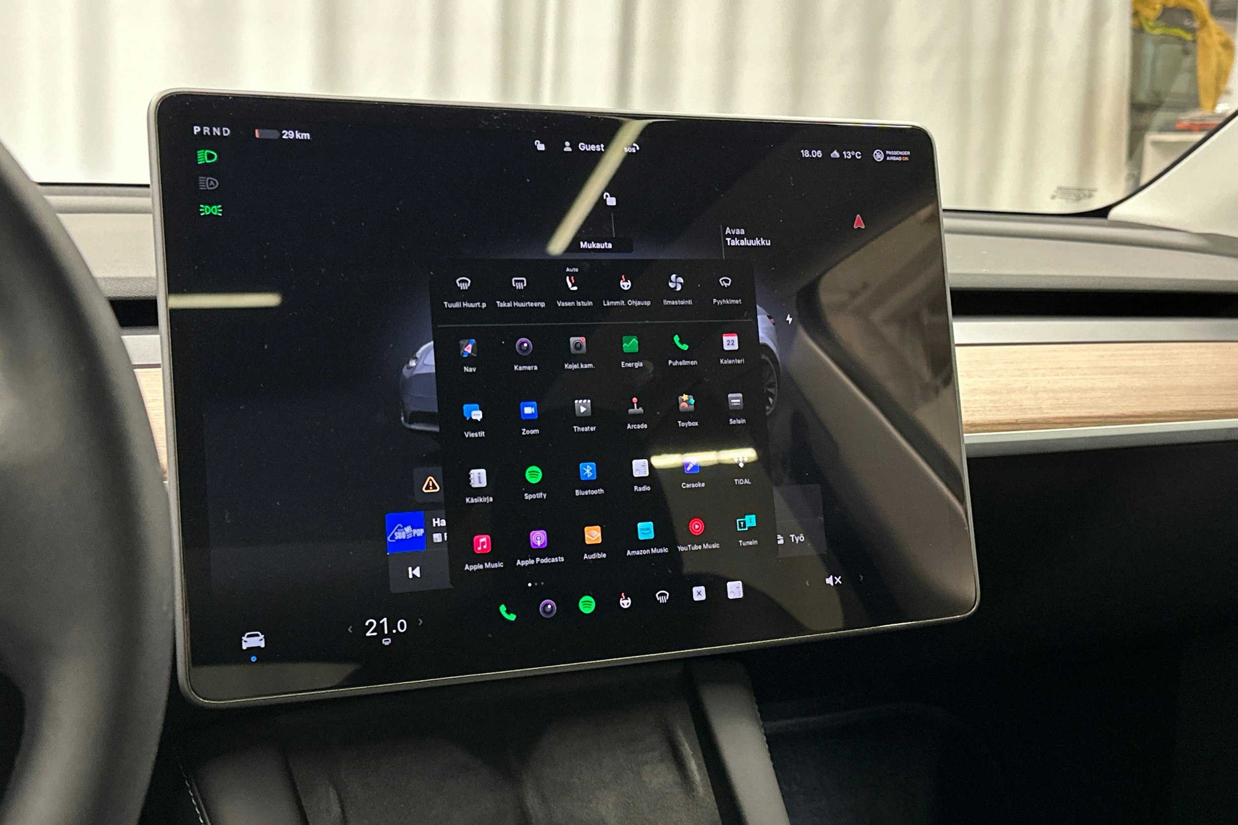 harmaa Tesla Model Y 2023 kuva 22.