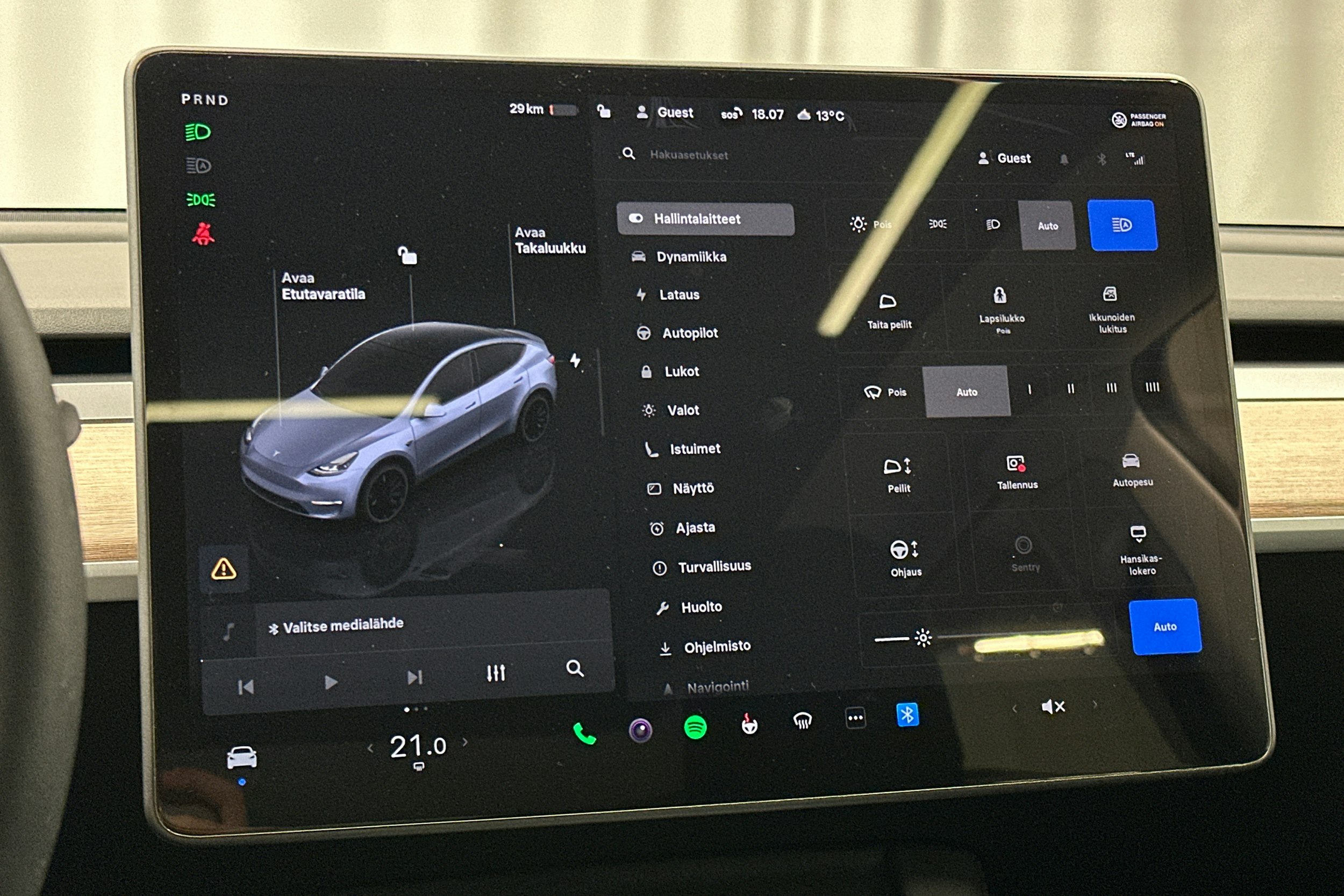 harmaa Tesla Model Y 2023 kuva 25.
