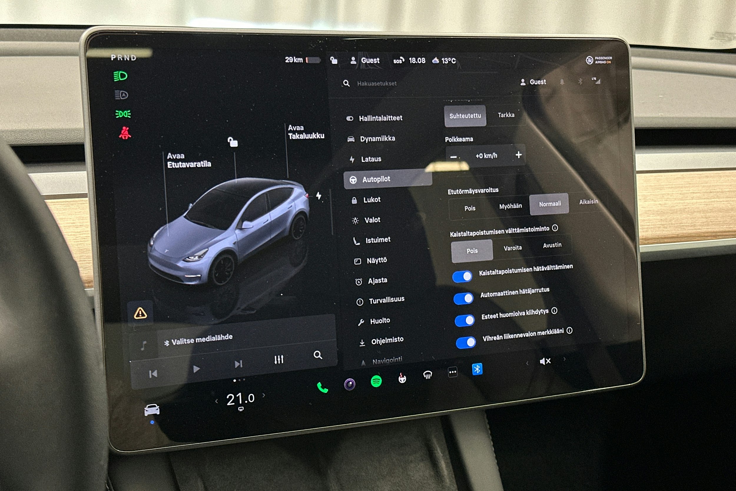 harmaa Tesla Model Y 2023 kuva 27.