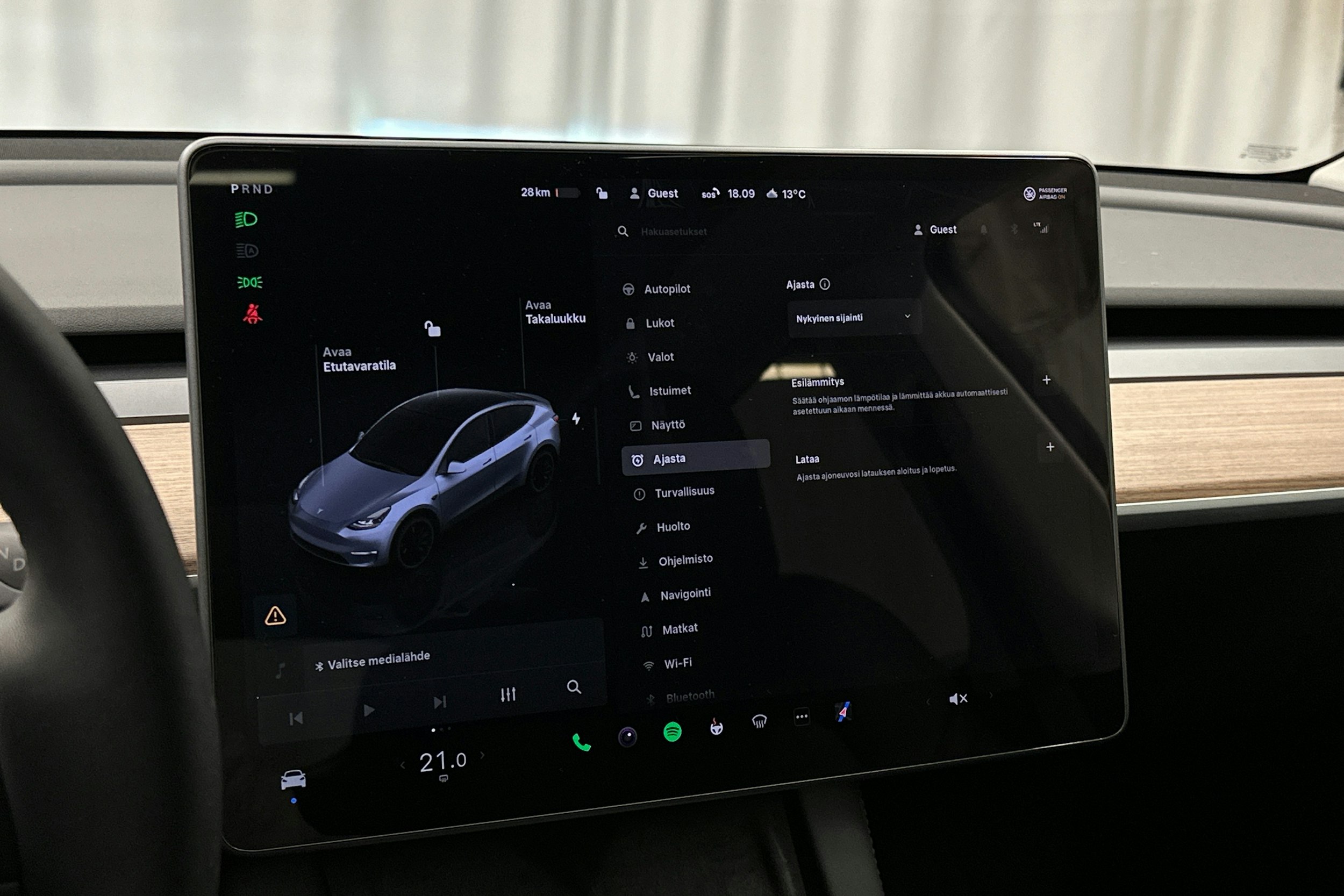 harmaa Tesla Model Y 2023 kuva 29.