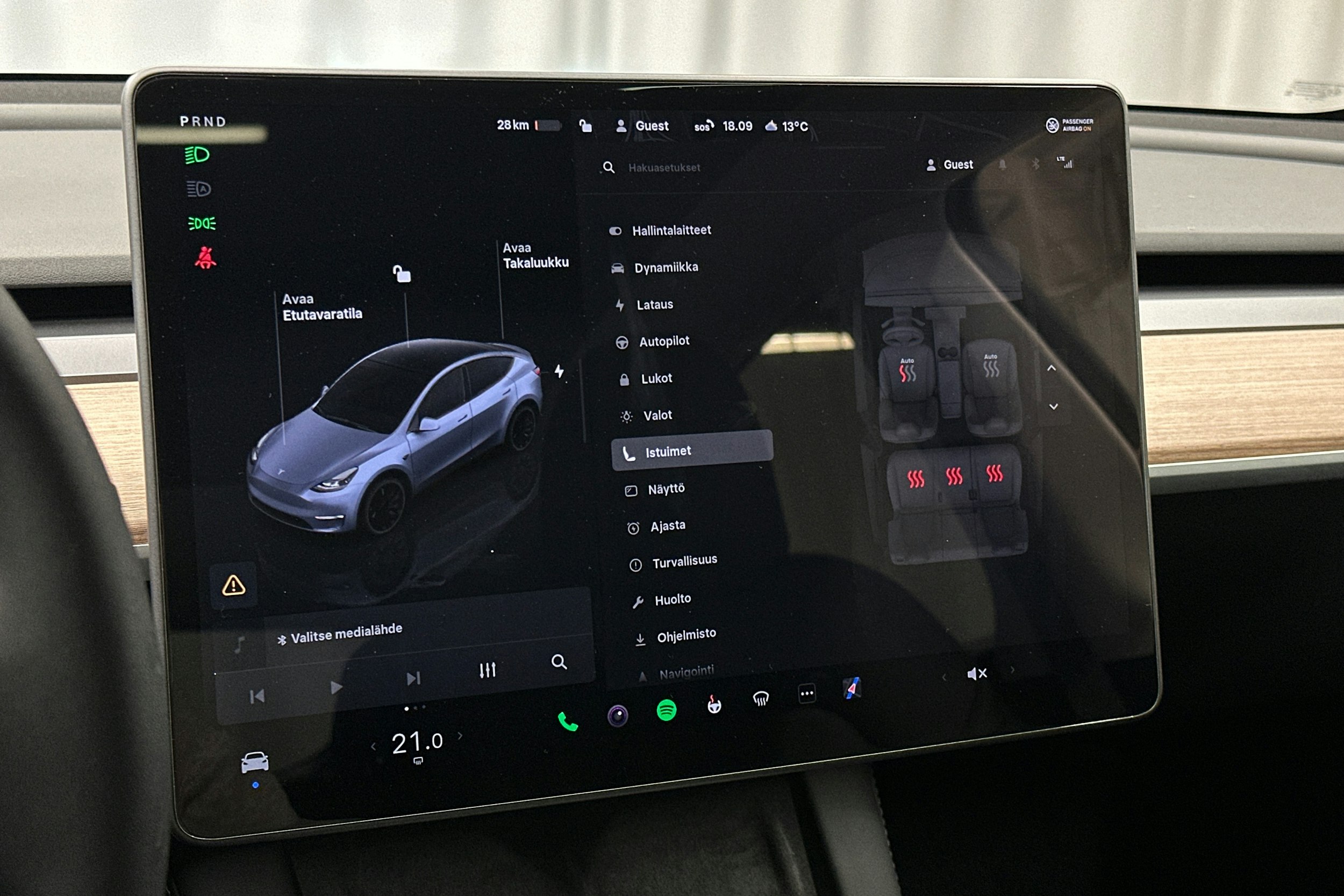 harmaa Tesla Model Y 2023 kuva 30.