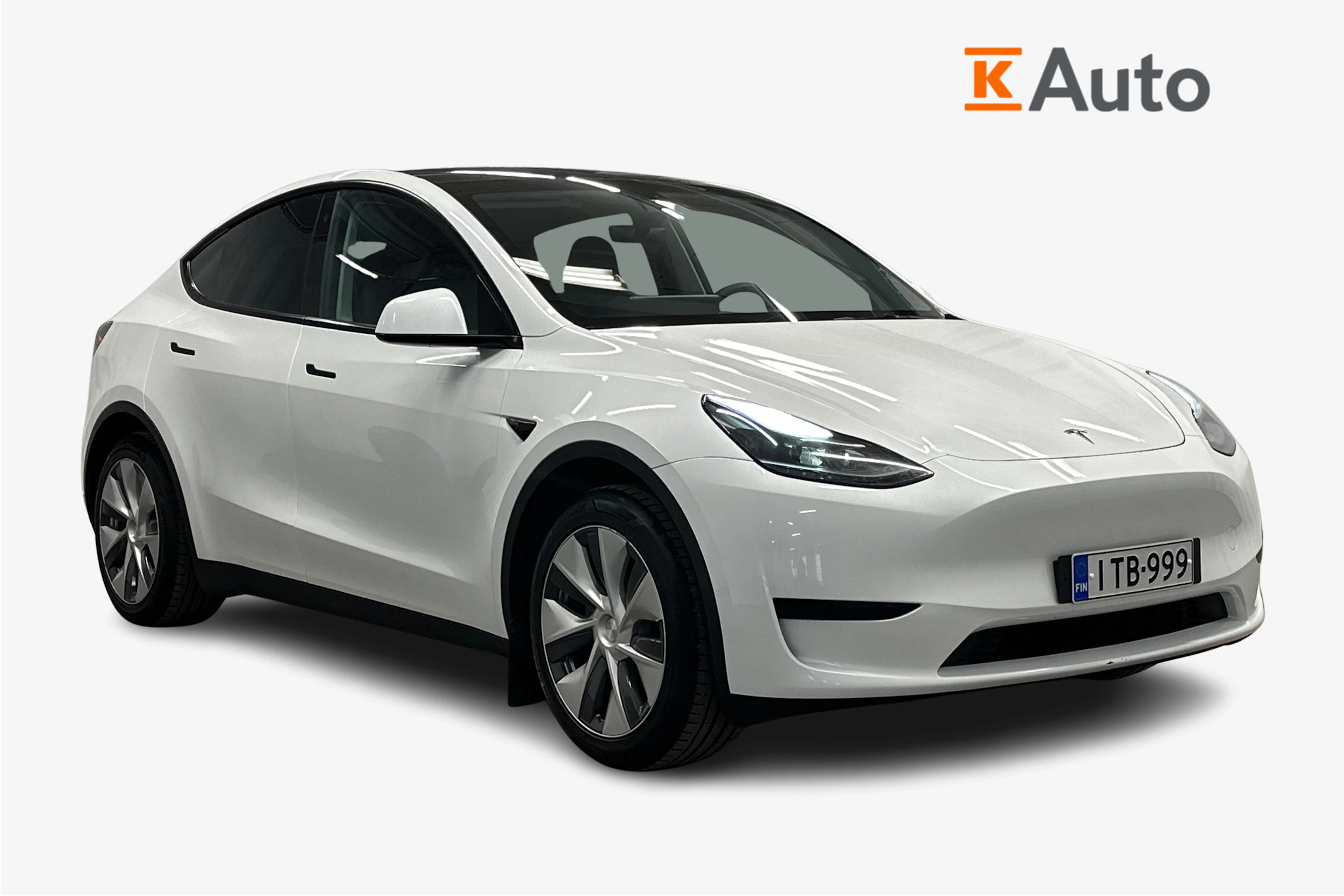 valkoinen Tesla Model Y 2023 kuva 1.
