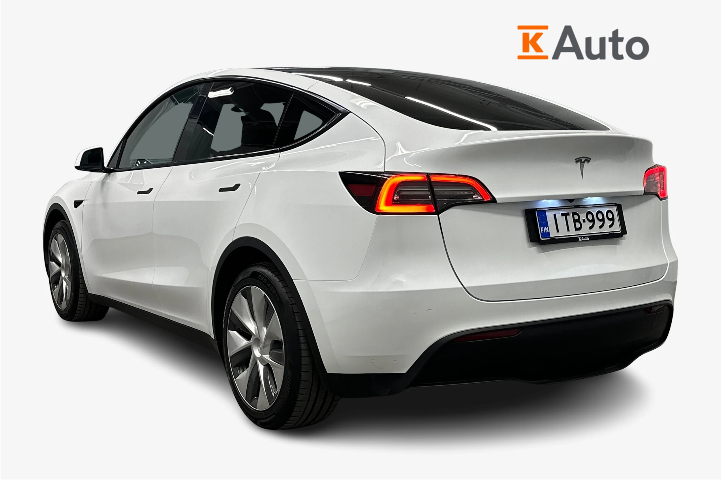 valkoinen Tesla Model Y 2023 kuva 2.