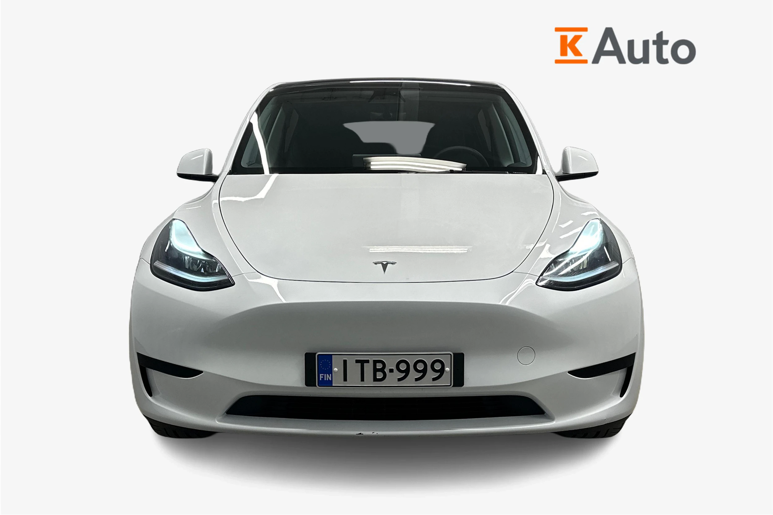valkoinen Tesla Model Y 2023 kuva 4.