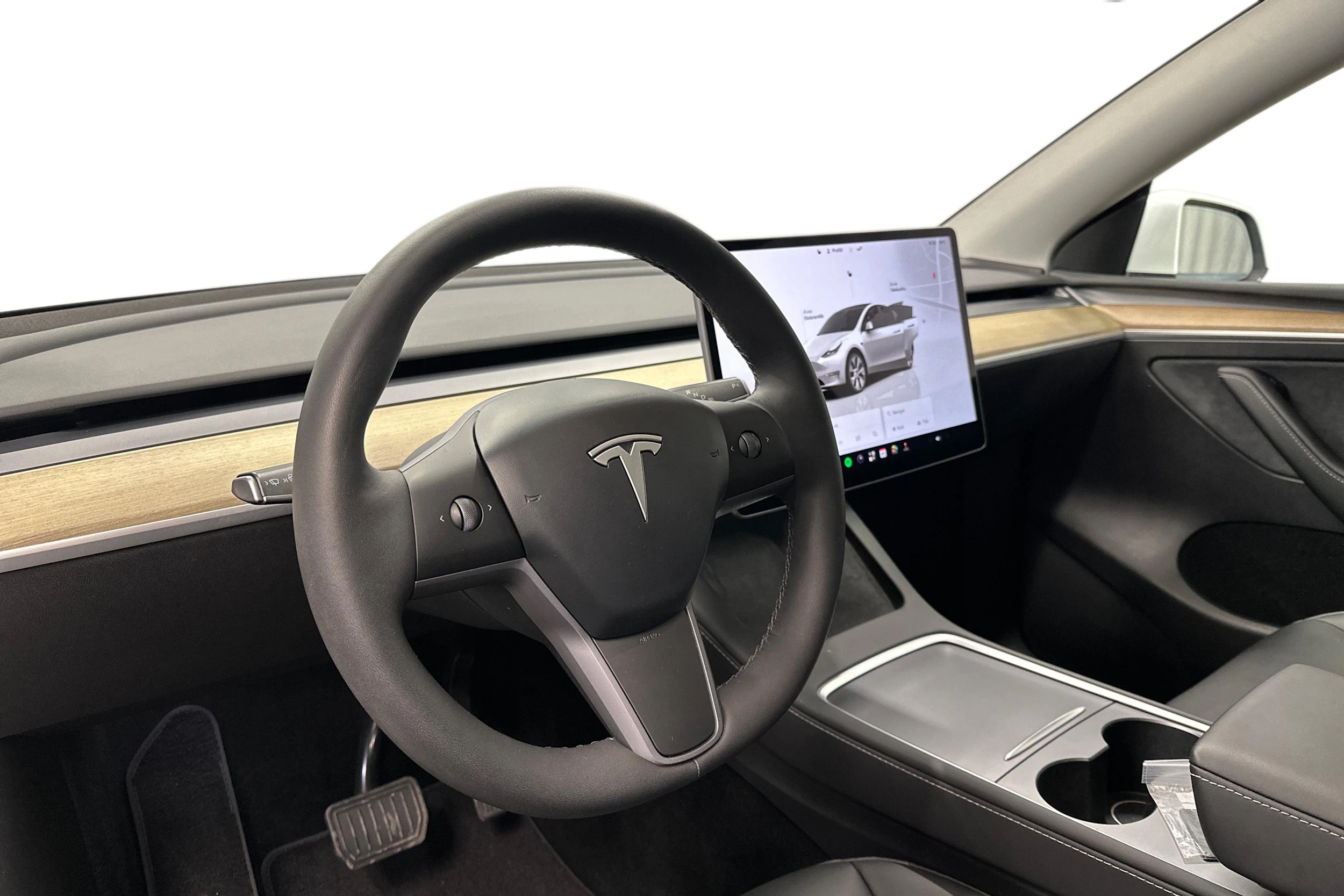 valkoinen Tesla Model Y 2023 kuva 6.