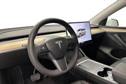 valkoinen Tesla Model Y 2023 kuva 6.