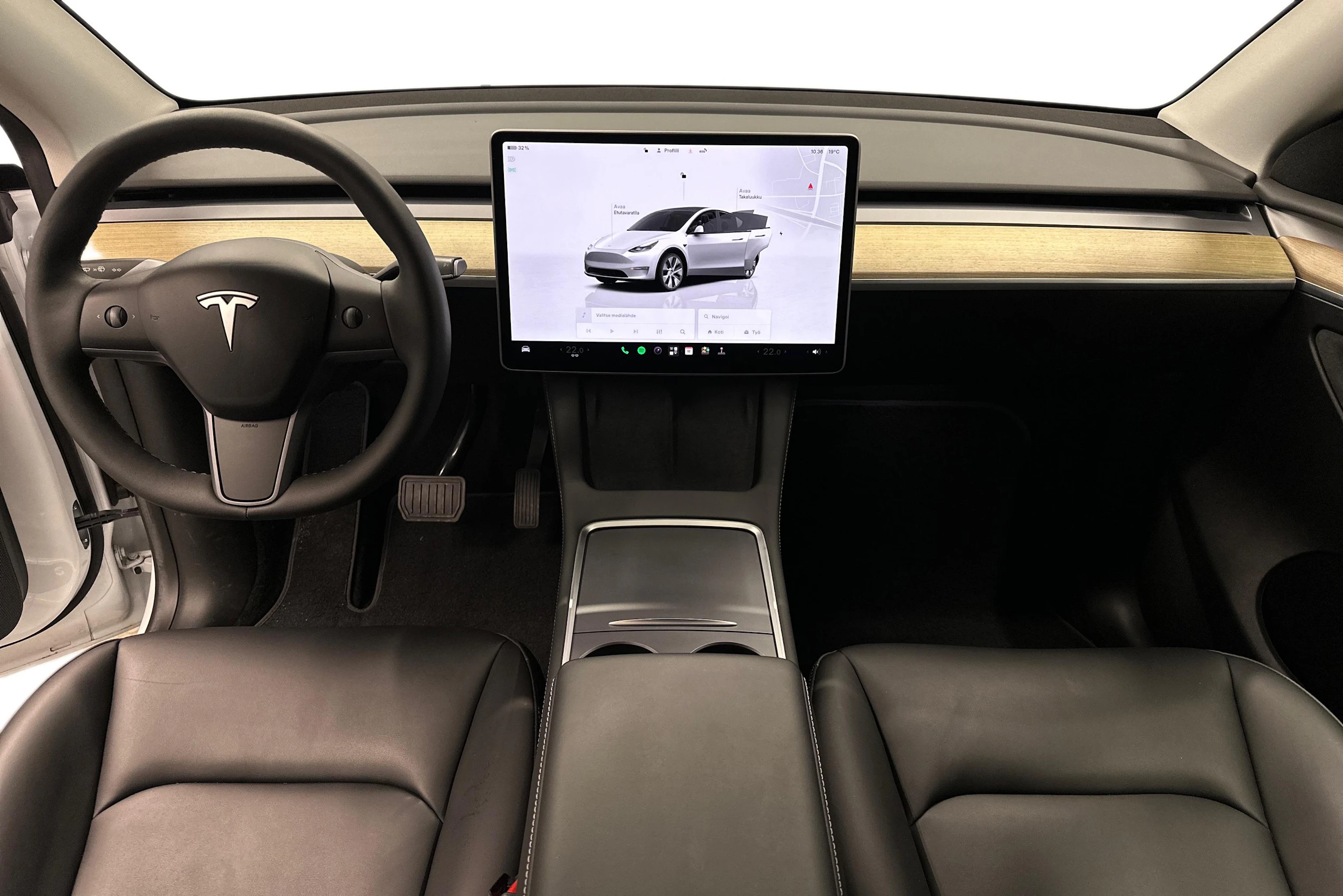 valkoinen Tesla Model Y 2023 kuva 7.