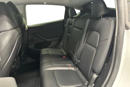 valkoinen Tesla Model Y 2023 kuva 8.