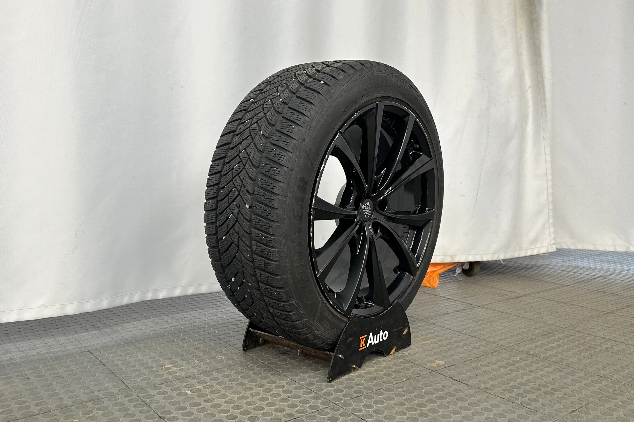 valkoinen Tesla Model Y 2023 kuva 10.