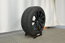 valkoinen Tesla Model Y 2023 kuva 10.