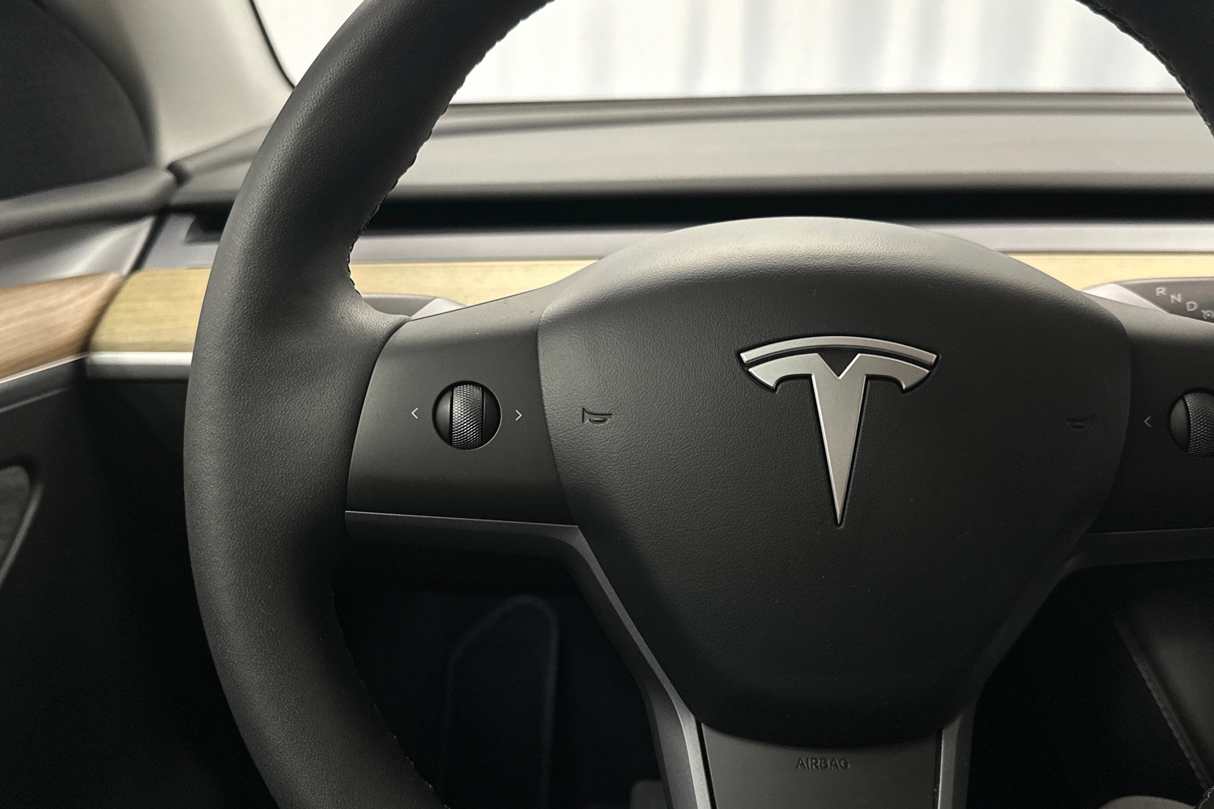 valkoinen Tesla Model Y 2023 kuva 11.