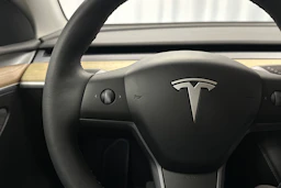 valkoinen Tesla Model Y 2023 kuva 11.