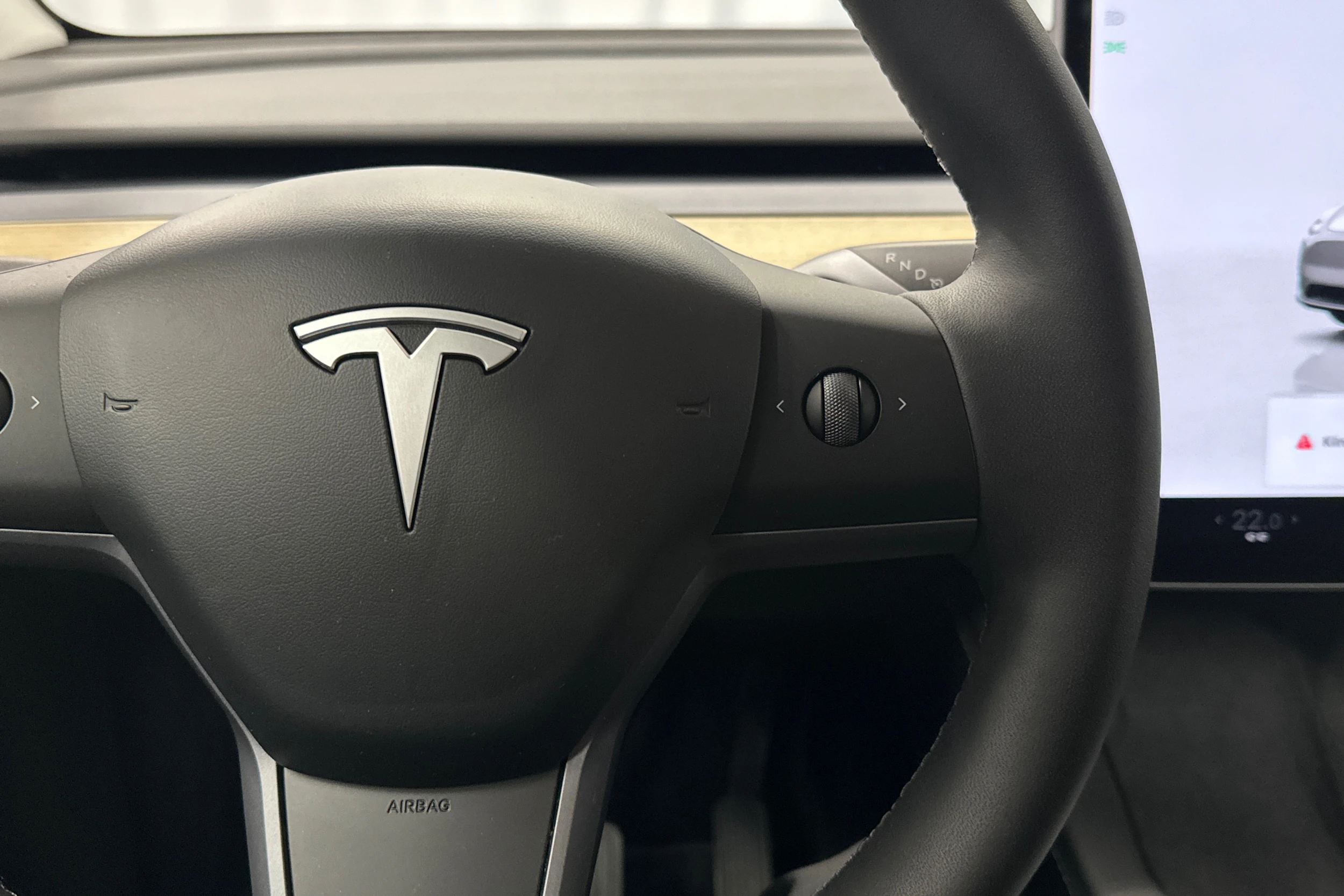 valkoinen Tesla Model Y 2023 kuva 12.