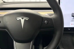 valkoinen Tesla Model Y 2023 kuva 12.