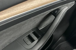 valkoinen Tesla Model Y 2023 kuva 13.