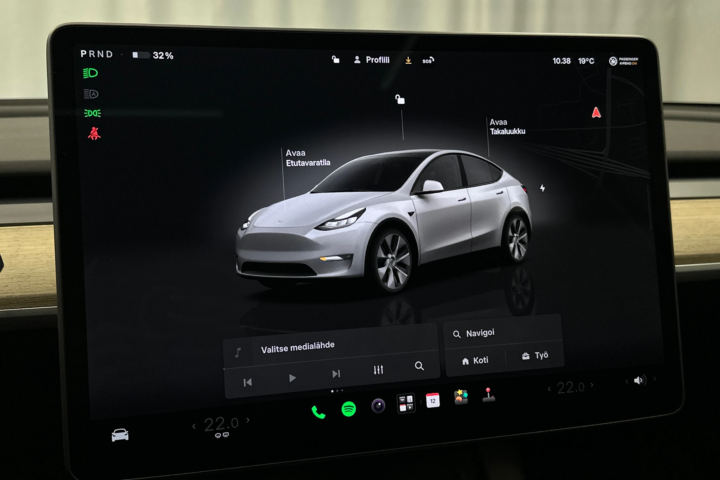 valkoinen Tesla Model Y 2023 kuva 14.