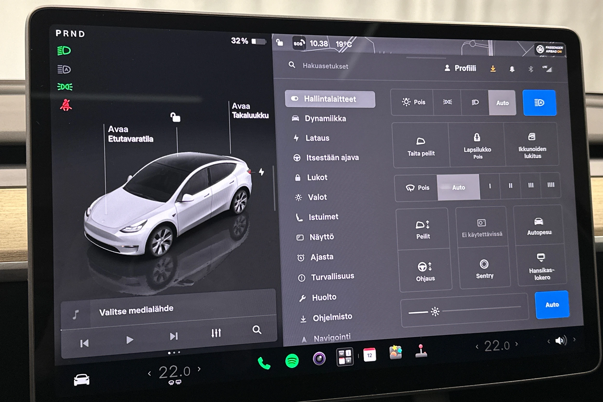 valkoinen Tesla Model Y 2023 kuva 15.