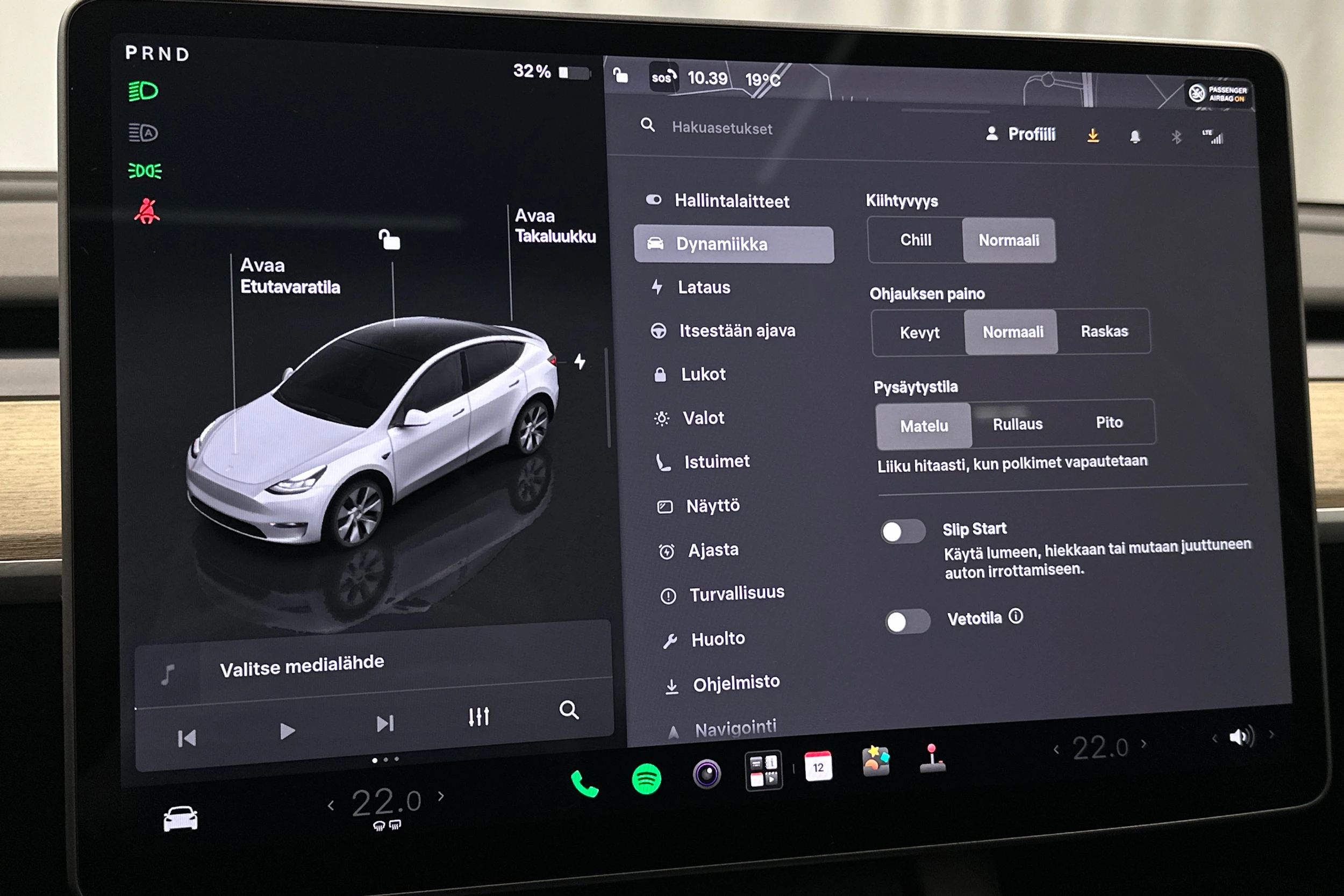 valkoinen Tesla Model Y 2023 kuva 16.