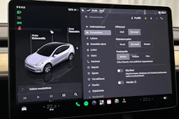 valkoinen Tesla Model Y 2023 kuva 16.