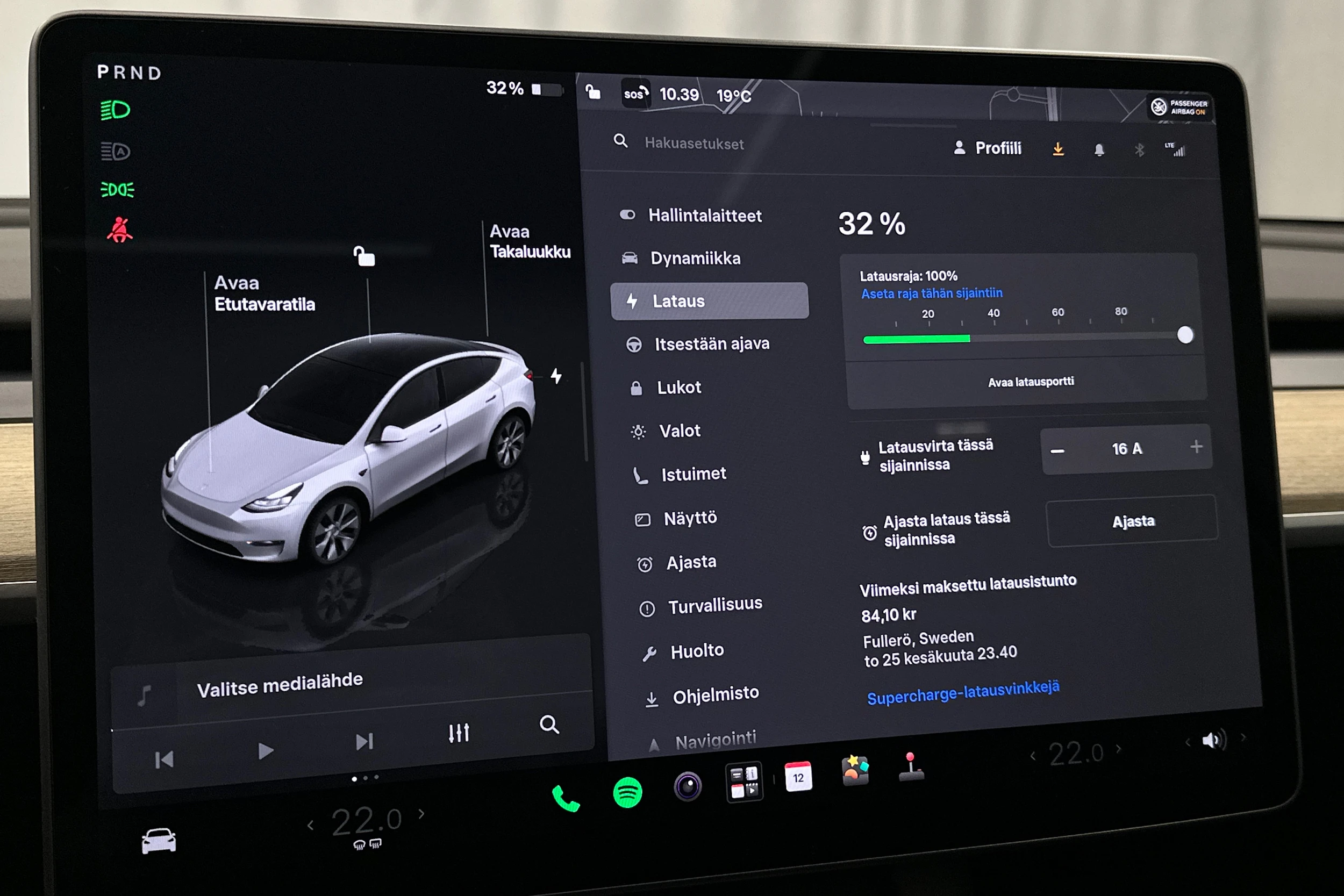valkoinen Tesla Model Y 2023 kuva 17.