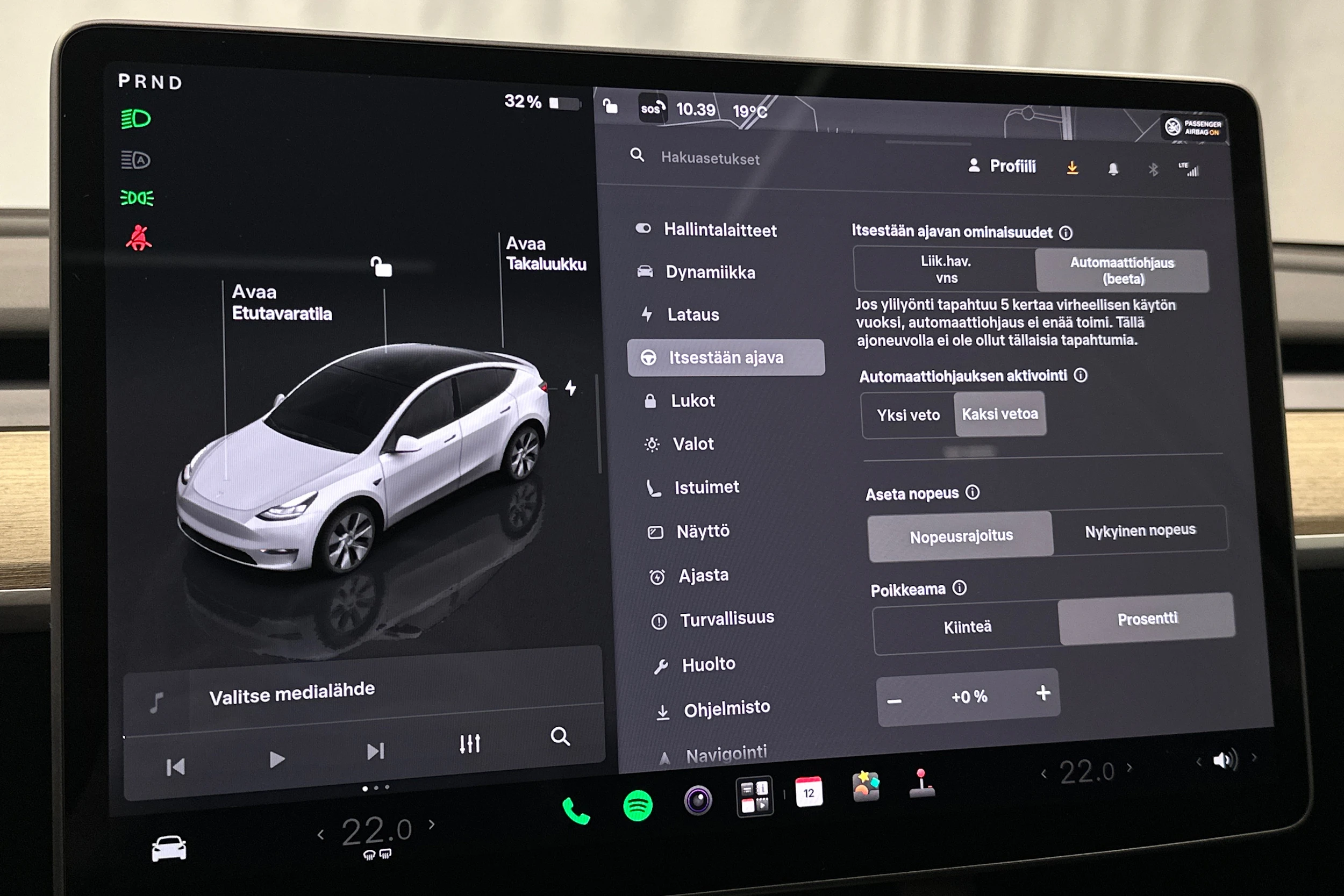 valkoinen Tesla Model Y 2023 kuva 18.