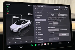 valkoinen Tesla Model Y 2023 kuva 18.