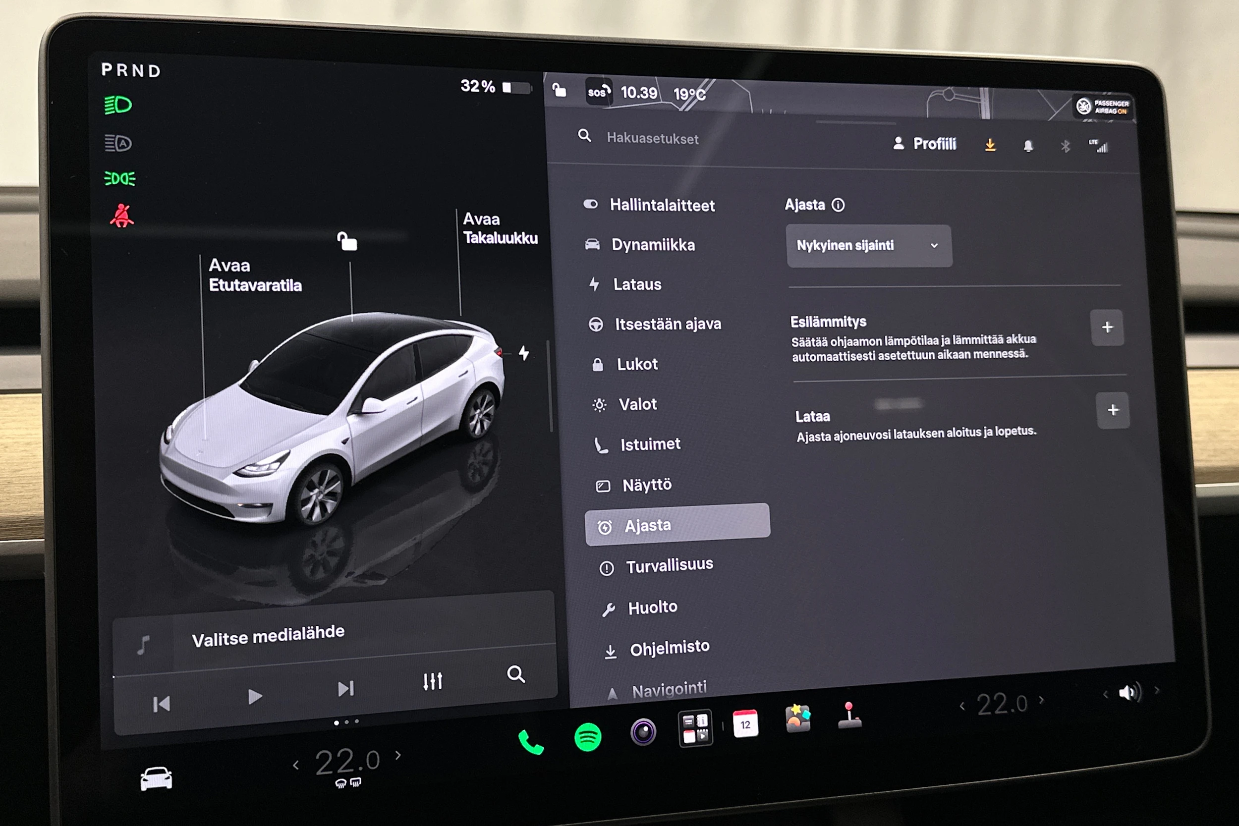 valkoinen Tesla Model Y 2023 kuva 19.