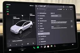 valkoinen Tesla Model Y 2023 kuva 19.