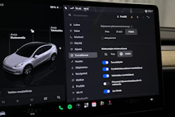 valkoinen Tesla Model Y 2023 kuva 21.